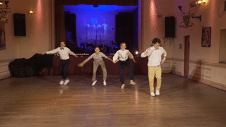 4 persones ballant